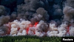 برٹش کولمبیا کے فورٹ نیلسن کے جنگلات میں آگ کا ایک منظر۔ 3 جون 2023