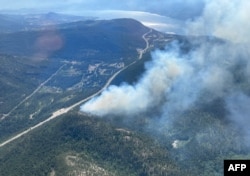 برٹش کولمبیا کے پیجن کریک علاقے میں جنگلات میں لگی آگ کا ایک فضائی منظر۔ 5 جون 2023