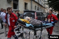 لویف میں میزائل حملے کے بعد طبی عملہ زخمیوں کو عمارت سے نکال کر اسپتال لے جا رہا ہے۔ 6 جولائی 2023