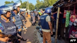 بنگلہ دیشی پولیس روہنگیا پناہ گزین کیمپ میں فائل فوٹو