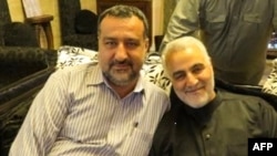 شام میں پیر کو اسرائیل کے حملے میں ہلاک ہونے والے ایران کی پاسداران انقلاب کور کے اعلی جنرل رضی موسوی (بائیں جانب) کی ایک تصویر جس میں وہ 2020 میں عراق میں ڈرون حملے میں ہلاک ہونے والے ایران کی القدس فورس کے کمانڈر قاسم سلیمانی کے ساتھ بیٹھے ہیں۔، فوٹو اے ایف پی 