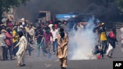 لاہور میں عمران خان کی گرفتاری کے خلاف نکلنے والی ریلی کو منشتر کرنے کے لیے پولیس نے آنسو گیس کے گولے پھینکے، مظاہرین دھوئیں سے بچنے کی کوشش کررہے ہیں۔ 10 مئی 2023