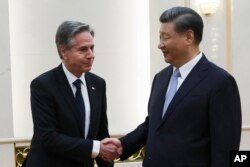 امریکی وزیرِ خارجہ دورہ چین کے موقعے پر چینی صدر شی سے مصافحہ کرتے ہوئے فوٹو اے پی 19 جون 2023