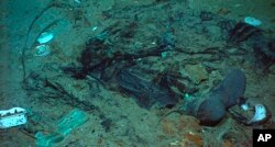 سال انیس سو بارہ میں ڈوب جانے والے ٹائیٹینک جہاز کے ملبے کے قریب بحر اوقیانوس کی تہہ میں دریافت ہونے والے ایک کوٹ اور بوٹ کی باقیات۔