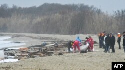 حادثے کا شکار ہونے والی کشتی کے ٹکڑے اٹلی کے ساحل پر بکھرے پڑے ہیں۔ امدادی کارکن ڈوبنے والوں کو تلاش کر رہے ہیں۔ 26 فروری 2023