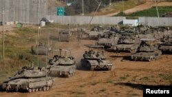  اسرائیل کے قریب غزہ جانے والے راستے پر اسرائیلی ٹینک حرکت کر رہے ہیں، فوٹو رائٹرزز، 10 اپریل 2024 