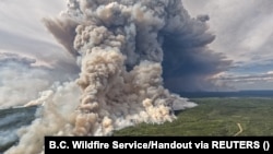 کینیڈا کے جنگلات میں لگنے والی آگ 30 ہزار مربع میل کے علاقے میں پھیل چکی ہے اور اس کے دھوئیں نے کینیڈا اور امریکہ کے ایک بڑے علاقے کو اپنی لپیٹ میں لےلیا ہے۔ 3 جون 2023