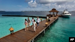  غیر ملکی سیاحوں کی مالدیپ کے کرومبا جزیرےمیں ریزورٹ پر آمد،فوٹو اے پی