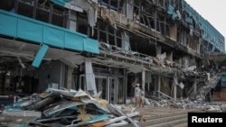 یو کرین کے شہر ازمائل میں روسی ڈرون حملے میں تباہ ہونے والی میرینز کی ایک عمارت۔ فوٹو رائٹرز۔ 02 اگست 2023
