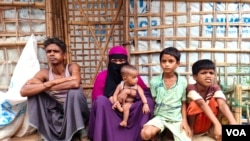 بنگلہ دیش کے کاکسسز بازار میں پناہ گزین کیمپ میں ایک روہنگیا خاندان۔ فوٹو محمد رضوان خان وی او اے 