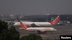 14 فروری 2023 کو بھارت کے شہر ممبئی کے چھترپتی شیواجی بین الاقوامی ہوائی اڈے پر ائیر انڈیا کے مسافر طیارے ٹارمک پر نظر آ رہے ہیں۔
