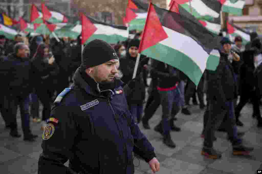 یورپی ملک رومانیہ کے دارالحکومت بخارسٹ میں ہونے والا مظاہرہ جس میں فلسطینی کمیونٹی کے افراد نے بھی شرکت کی۔&nbsp;