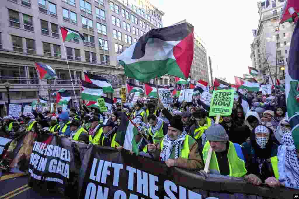 واشنگٹں ڈی سی میں ہونے والے مارچ کے شرکا نے غزہ میں جنگ بندی اور فلسطینیوں کے حمایت پر مبنی بینر اور پلے کارڈ اٹھا رکھے تھے۔&nbsp;