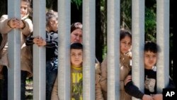 پولینڈ کی سرحد پار کرنے کے منتظر تارک وطن بچے
