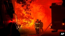 گیروندے کے علاقے میں فائر بریگیڈ کی طرف سے فراہم کردہ اس تصویر میں اتوار 17 جولائی 2022 کو جنوب مغربی فرانس کے لینڈیرس کے قریب جنگل کی آگ سے لڑتے ہوئے فائر فائٹرز کو دکھایا گیا ہے۔
