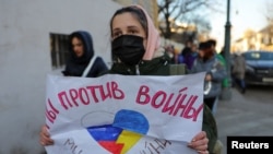 ''ہم جنگ کے خلاف ہیں'': روس کی جانب سے یوکرین پر جارحیت کے خلاف احتجاج میں شامل ایک لڑکی۔ 27 فروری، 2022ء