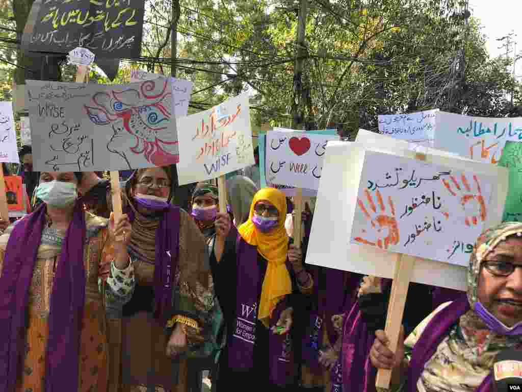 مارچ میں گھریلو خواتین پر تشدد کے خلاف بھی آواز بلند کی گئی۔