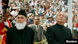 وزیر اعظم نواز شریف اور صدر رفیق احمد تارڑ ۔ فائل فوٹو۔