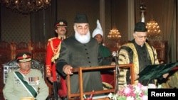جسٹس ارشاد حسن صدر رفیق تارڑ سے چیف جسٹس کے عہدے کا حلف لیتے ہوئے۔ فائل فوٹو۔