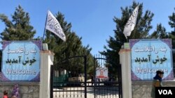 کابل یونیورسٹی کے دروازے پر طالبان کے نئے احکامات کا نوٹس لگا ہوا ہے۔