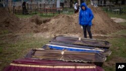 یوکرین کے شہر مکولیچی کی ایک اجتماعی قبر سے چار لاشیں نکالی گئی ہیں، جن کی تدفین دوبارہ کی گئی۔ 17 اپریل 2022ء 