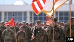  امریکی فوج کے 101 ویں ایئر بورن ڈویژن کے فوجی اہل کار 30 جولائی 2022 کو کانسٹانٹا، رومانیہ کے قریب میہائل کوگلنیسیانو ایئربیس پر ایک مظاہرے کی مشق کے دوران مارچ کر رہے ہیں۔