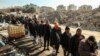 جنوبی ترکی میں 12 فروری کو لوگ منہدم عمارتوں کے قریب پانی لینے کے لئے قطاروں میں کھڑے ہیں : فوٹو اے پی 