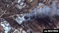 مصنوعی سیارے سے لی گئی تصویر میں 10 مارچ 2022 کو یوکرین میں روس کے یوکرین پر حملے کے درمیان، جنوبی چرنیہیو کے ایک صنعتی علاقے میں لگنے والی آگ کا قریبی منظر دکھایا گیا ہے۔