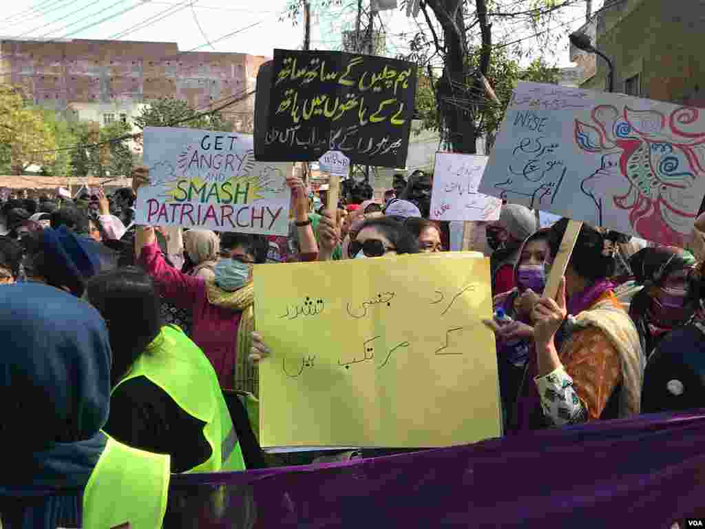 عورت مارچ کے شرکا خواتین کے اتحاد اور حقوق دینے کا مطالبہ کر رہے تھے۔
