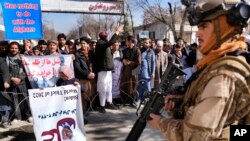 کابل میں منجمد اثاثوں میں سے نصف فنڈز روک لینے کے امریکی فیصلے کے خلاف احتجاجی مظاہرہ، 15 فروری 2022