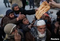 افغانستان میں روٹی بھی عام لوگوں کی پہنچ سے دور ہوتی جا رہی ہے۔ 31 جنوری 2022