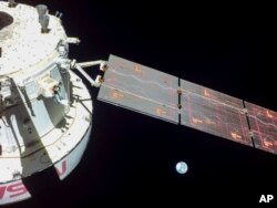 ناسا کا اورین نامی خلائی جہاز یا کیپسول چاند کے گرد گردش کر رہا ہے۔ 25 نومبر 2022