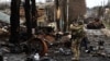 کیف کے مضافانی قصبوں میں روسی ٹینکوں اورفوجی بکتربند گاڑیوں کی تباہی کا منظر۔ دو اپریل 2022ء (فائل فوٹو)