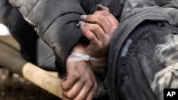 یوکرین کے دارالحکومت کیف کے مضافاتی علاقے، بوچا میں ایسی لاشیں ملی ہیں جن کے ہاتھ بندھے ہوئے ہیں۔ 4 اپریل 2022ء (فائل فوٹو) 