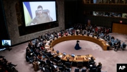 سلامتی کونسل کے اجلاس سے ویڈیو لنک کے ذریعے یوکرین کے صدر زیلنسکی خطاب کر رہے ہیں۔ 5 اپریل 2022ء
