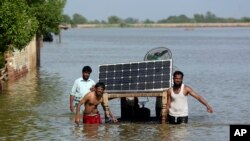 بلوچستان میں سیلاب کے دوران لوگ اپنا سامان ساتھ لے کر جا رہے ہیں ، فوٹو اے پی 5 ستمبر 2022