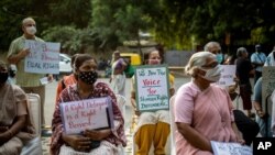 بھارت میں سول سوسائیٹی کے لوگ حکومت کے نقادوں، دانشوروں اور انسانی حقوق کے کارکنوں کو ہراساں کیے جانے کے خلاف نئی دہلی میں احتجاج کر رہے ہیں۔ (اے پی)