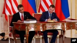 امریکہ اور روس کے درمیان ایٹمی معاہدے "نیوسٹارٹ" پر دستخط کے لیے سابق صدر اوباما اور روسی سابق صدر دیمتری مید ویدو۔ فائل فوٹو