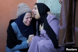 خان یونس کے ایک اسپتال کے باہر دو فلسطینی خواتین اسرائیلی حملے میں ہلاک ہونے والے اپنے عزیزوں کا سوگ منا رہی ہیں۔فوٹو رائٹرز 4 جنوری 2024