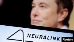 Biểu tượng của Neuralink và ảnh của ông Elon Musk được trưng bày ngày 19/12/2022.