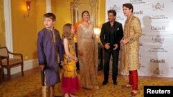جسٹن ٹروڈو اور ان کا خاندان شاہ رخ خان کے ساتھ۔ فوٹو رائٹز