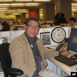 Ông Phạm Trần ở bàn làm việc tại VOA