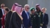 فائل فوٹو: امریکہ کے صدر جو بائیڈن رواں سال ہونے والے دورے کے دوران سعودی حکام کے ساتھ