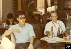 Phạm Trần tại 1 tiệm ăn ngay dưới lầu Eden Building, nơi có Văn phòng của VOA ở Sàigòn, trước trụ sở Hạ Nghị Viện cũ (bây giờ là Nhà hát lớn Tp Hồ Chí Minh), giữa 2 Khách sạn Continental and Caravelle (khoảng 1970)