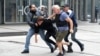  پیرس کے ایک مضافات میں ایک مظاہرے میں شریک نوجوان کو پولیس گرفتار کررہی ہے ، فوٹو اے ایف پی، 27 جون 2023