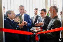 ایرانی وزیر خارجہ عبداللہیان اپنے شامی ہم منصب، فیصل مقدادکے ساتھ دمشق کی ایک عمارت میں نئے قونصلر سیکشن کا افتتاح کرتے ہوئے، فوٹو اے پی، 8 اپریل 2024