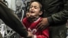 اسرائیل حماس کے درمیان جاری تنازعہ کے دوران 31 دسمبر 2023 کو جنوبی غزہ کی پٹی میں خان یونس کے ایک ا سپتال میں ایک بچی اپنے خاندان کے افراد کی موت پر رو رہی ہے جو اسرائیلی بمباری سے ہلاک ہو گئے۔ فوٹو اے ایف پی