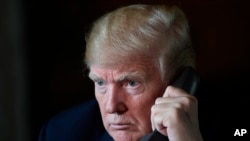صدر ٹرمپ فلوریڈا سے ٹیلی فون پر میکسیکو کی سرحد پر تعینات فوجی دستوں سے بات کر رہے ہیں۔ 22 نومبر 2018