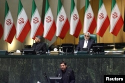 ایران کے قائم مقام صدر محمد مخبر پارلیمان سے خطاب کر رہے ہیں۔