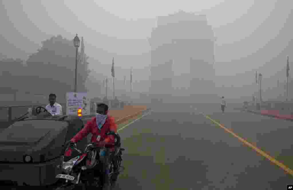 نئی دہلی میں پائی جانے والی تازہ فضائی آلودگی &quot;سموگ&quot; کی شرح گزشتہ 17 سالوں میں سب سے زیادہ ریکارڈ کی گئی ہے۔